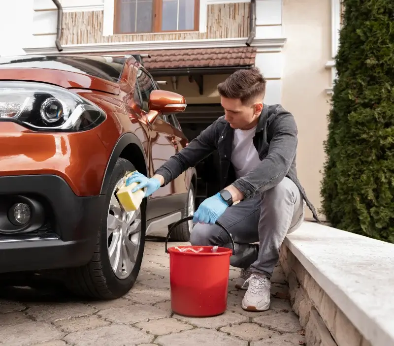 Lavage auto à domicile Méras : professionnel intervenant sur un véhicule